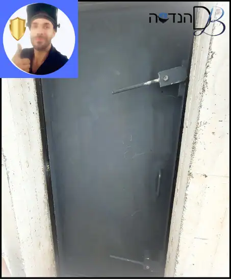 דלת מקלט צד פנימי ,צד נעילה. תמונה של טכנאי ולוגו של ד.ב הנדסה.