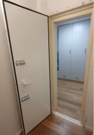 דלת ממ"ד לבנה פתוחה 90 מעלות ,לאחר התקנה, מותקנים בה 2 בריחים בנוסף נגד ניסיון פריצה.