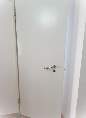 דלת ממד לבנה, רב בריח לאחר התקנה.