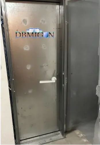 דלת רסיסים דירתית מותקנת עם משקוף +לוגו אתר