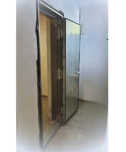 דלת רסיסים דירתית פתוחה עם משקוף