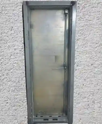 דלת רסיסים מוסדית עם משקוף