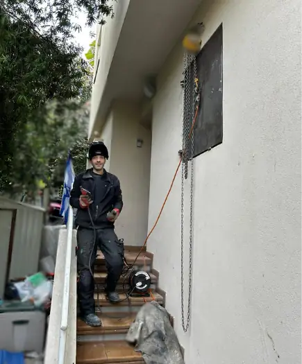 חלון לממד דירתי דגם ישן וטכנאי שמתקין